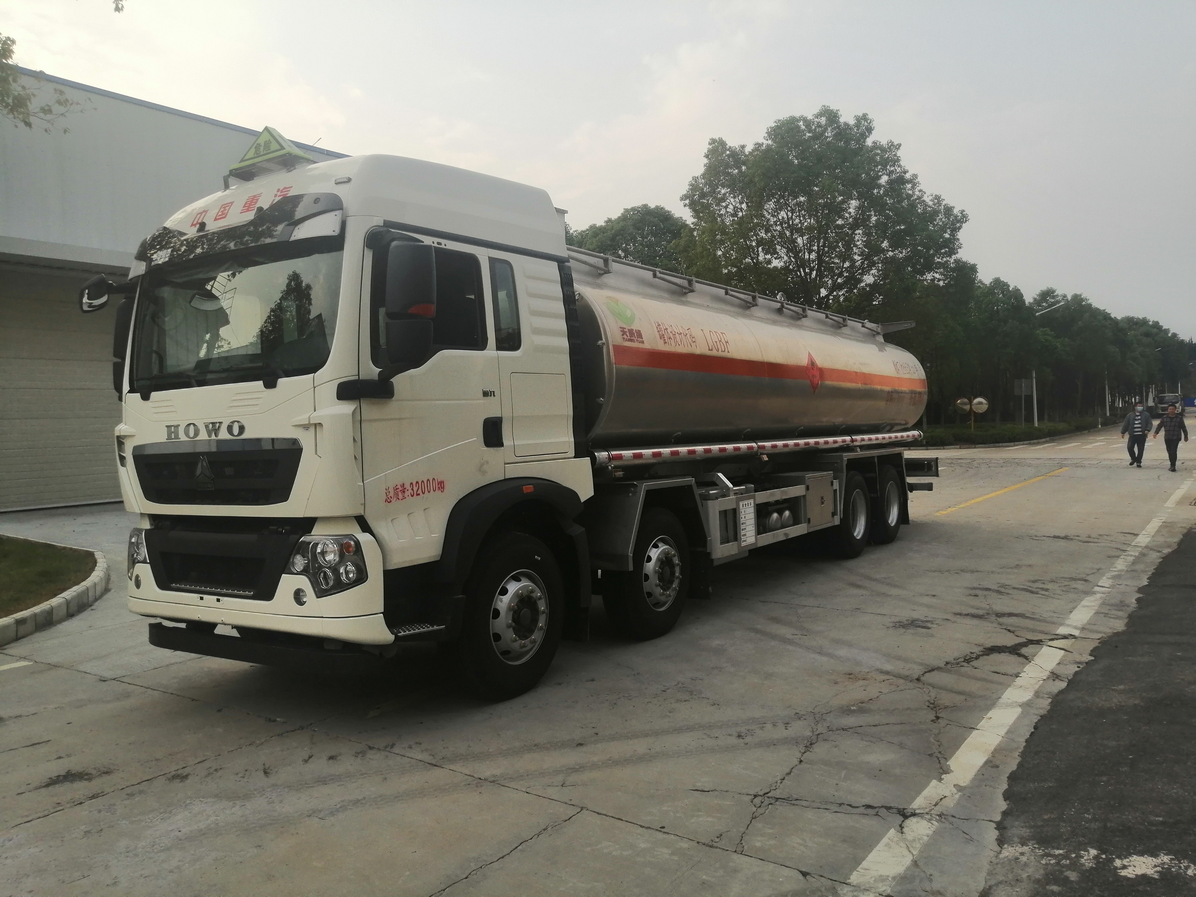 天威緣牌TWY5320GYYZ6L型鋁合金運油車